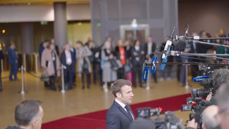 Porträtaufnahme-Von-Emmanuel-Macron,-Der-Vor-Der-Presse-In-Brüssel,-Belgien,-über-Seine-Politischen-Pläne-Spricht