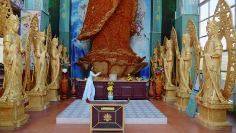 Mujer-Adora-Una-Estatua-Gigante-De-Buda-En-La-Pagoda-Linh-Phuoc,-Ciudad-De-Da-Lat,-Vietnam