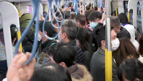Chinesische-Pendler-Fahren-Während-Des-Chinesischen-Neujahrsfestes-In-Hongkong-Auf-Einer-überfüllten-MTR-U-Bahnlinie