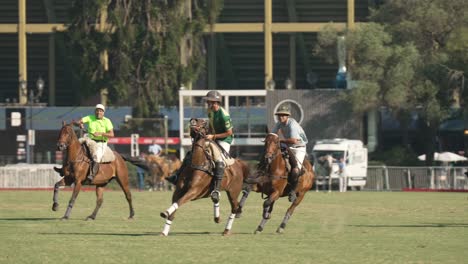 Gauchos-Spielen-Zu-Pferd-Den-Argentinischen-Nationalsport-Pato,-Buenos-Aires