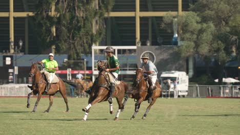 Gauchos-A-Caballo-Juegan-Deporte-Nacional-Argentino-Pato,-Buenos-Aires