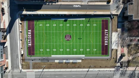 Toma-Aérea-Descendente-Del-Campo-De-Fútbol-De-Altoona-High-School