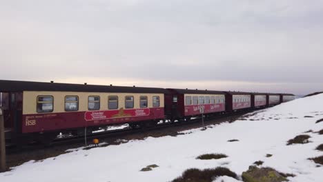 Ferrocarril-Brocken-Con-Vagones-Históricos-Que-Llegan-Al-Pico-De-La-Montaña-En-Invierno
