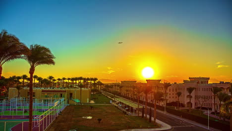 Espectacular-Amanecer-Sobre-Los-Jardines-Del-Hotel-Y-El-área-Recreativa-En-Hurghada,-Egipto