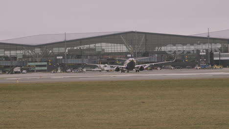 Vista-Trasera-De-Un-Avión-De-Pasajeros-Estacionado-En-El-Aeródromo-Del-Aeropuerto-De-Gdansk-Lech-Walesa-En-Polonia