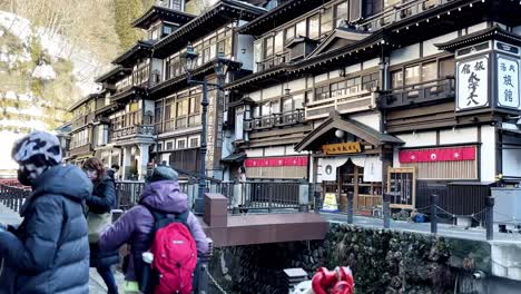 Turista-Asiática-Tomando-Fotos-En-La-Ciudad-De-Ginzan-Onsen,-Japón