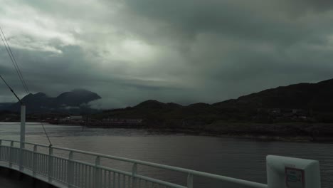 POV-Vom-Deck-Der-Fähre-Aus-Mit-Blick-Auf-Dunkle-Wolken-über-Der-Insel-Onoya-In-Norwegen