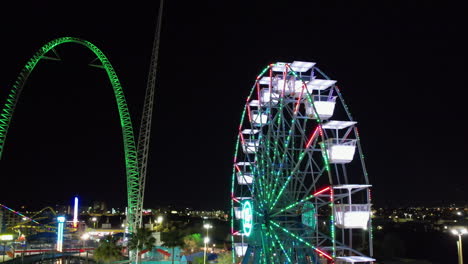 Vista-Aérea-Alrededor-De-Una-Noria-En-Un-Parque-Temático,-Noche-En-Orlando,-Florida---órbita,-Disparo-De-Drone