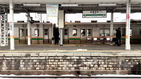 Der-Zug-Kommt-Am-Bahnsteig-In-Yamagata,-Japan-An