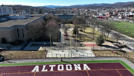 El-Campo-De-Fútbol-De-La-Escuela-Secundaria-De-Altoona-Revela-Una-Ciudad-Estadounidense-En-Expansión-En-Pennsylvania