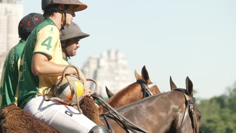 Vier-Reiter-Zu-Pferd-Bereit-Zum-Start-Des-Pato-Spiels-–-Argentinischer-Nationalsport