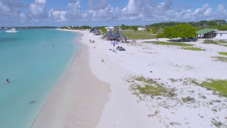 Bewegung-Hinter-Der-Luftaufnahme-Entlang-Des-Strandes-Von-Madrisqui-Los-Roques