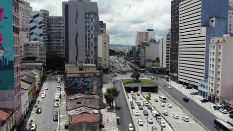 Ascending-drone-shot-of-cars-on-the-Avenida-Prestes-Maia-in-Sao-Paulo,-Brazil