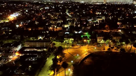Tráfico-Nocturno-En-Barrio-Residencial-En-El-Centro-De-Los-Angeles-Ca-Usa,-Vista-Aérea-De-Luces-De-Calles,-Autos-Y-Edificios