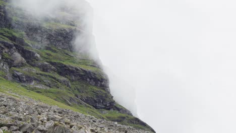 Wolken-Und-Nebel-Bewegen-Sich-Auf-Der-Felsigen-Klippe-Der-Insel-Lovund-In-Norwegen