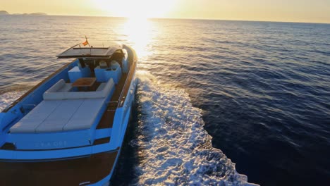 Malerische-FPV-Luftaufnahme,-Die-Eine-Luxusyacht-Umkreist,-Die-Vor-Der-Küste-Von-Ibiza-In-Den-Sonnenuntergang-Segelt