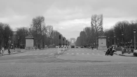 Tráfico-Diurno-Cerca-De-La-Place-De-La-Concorde-En-Champs-élysées-Con-El-Arc-De-Triomphe-En-La-Distancia-En-París,-Francia