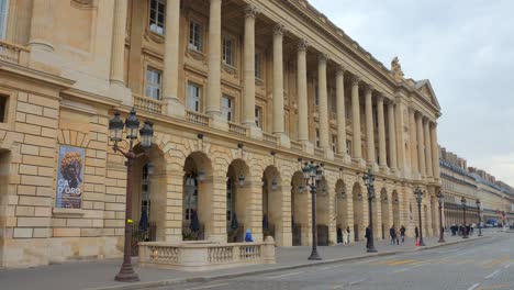 Vista-Frontal-Del-Museo-Del-Patrimonio-Del-Hotel-De-La-Marine-En-París,-Francia