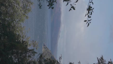 Un-Lago-Pintoresco,-árboles-Y-Montañas-Majestuosas-En-La-Patagonia,-Argentina