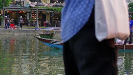 Touristen,-Die-Am-Abend-Eine-Laternenbootfahrt-Auf-Dem-Hoai-Fluss-Im-Sampan-Boot-In-Der-Antiken-Stadt-Hoi-An-Unternehmen,-Vietnam