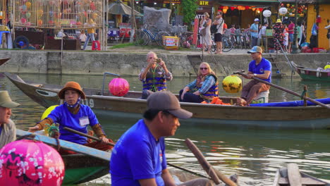 Touristen,-Die-Am-Abend-Eine-Laternenbootfahrt-Auf-Dem-Hoai-Fluss-Im-Sampan-Boot-In-Der-Antiken-Stadt-Hoi-An-Unternehmen,-Vietnam
