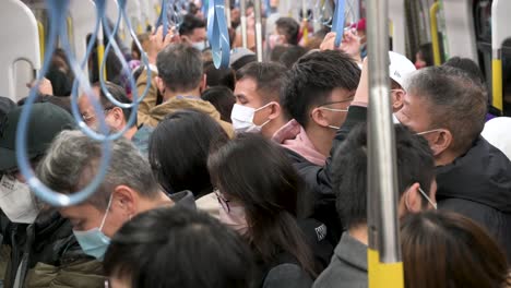 Pendler-Fahren-Während-Des-Chinesischen-Neujahrsfestes-In-Hongkong-Auf-Einer-überfüllten-MTR-U-Bahnlinie