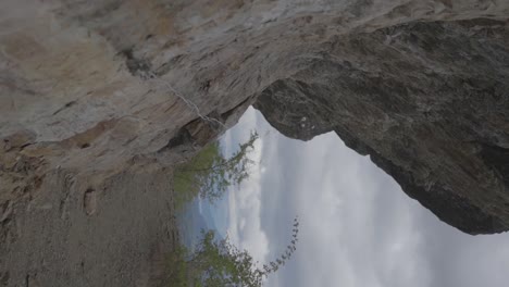 Natürliche-Große-Schroffe-Felsen-Mit-Bergen-In-Der-Ferne-In-Patagonien,-Argentinien