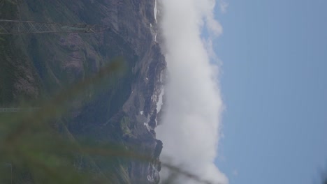 Majestuosas-Montañas-Cubiertas-De-Nieve-Que-Se-Elevan-Por-Encima-De-Las-Nubes-En-Un-Paisaje-Impresionantemente-Hermoso-Filmado-En-La-Patagonia,-Argentina