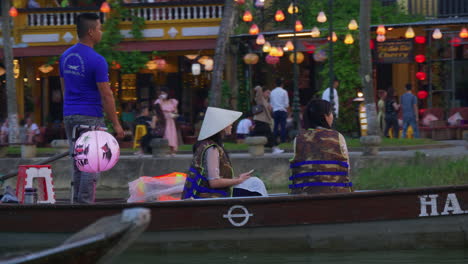 Touristen-Unternehmen-Abends-Eine-Laternenbootfahrt-Auf-Dem-Hoai-Fluss-Im-Sampan-Boot-In-Der-Antiken-Stadt-Hoi-An,-Vietnam