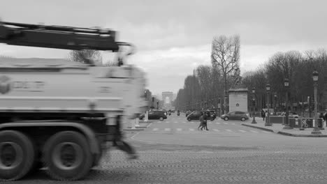 Tráfico-En-La-Avenida-Champs-elysees-Con-Arc-De-Triomphe-En-El-Fondo-En-París,-Francia