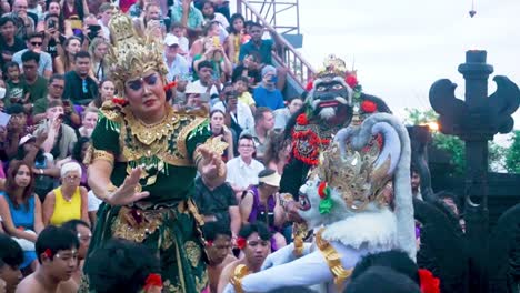 Touristen-Beobachten-Traditionelle-Indonesische-Kulturelle-Folkloredarbietungen,-Mittlere-Einstellung