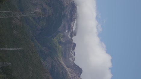 Montañas-Cubiertas-De-Nieve-Y-Lagos-En-Los-Bosques-De-Patagonia,-Argentina-Con-Postes-De-Electricidad