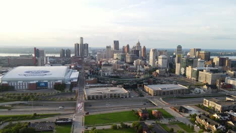 Toma-Ascendente-De-Un-Magnífico-Horizonte-Urbano-Con-Un-Parque-Verde,-Centro-De-Detroit,-Campo-De-Fútbol-Interior-Ford