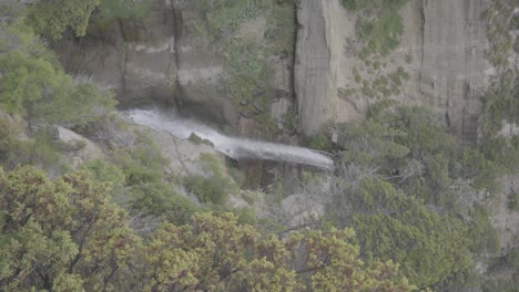 Ein-Wasserfall,-Der-Eine-Felsige-Klippe-In-Den-Bergen-Patagoniens,-Argentinien,-Hinunterstürzt