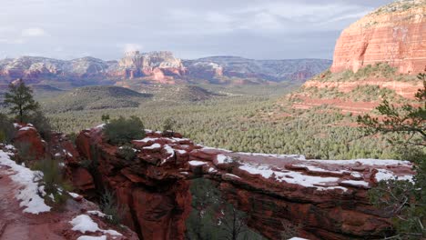 Timelapse-of-people-taking-photos-on-famous-Devils-Bridge-in-Sedona-with-snow