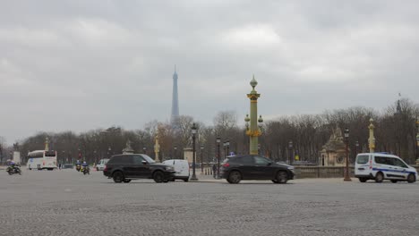 Tráfico-De-Place-De-La-Concorde-Con-La-Torre-Eiffel-En-El-Fondo-En-París,-Francia
