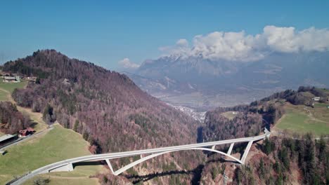 Puente-Tamina-Que-Atraviesa-El-Desfiladero-De-Tamina-Cerca-De-Bad-Ragaz-En-Suiza,-Sobrevuelo-De-Drones