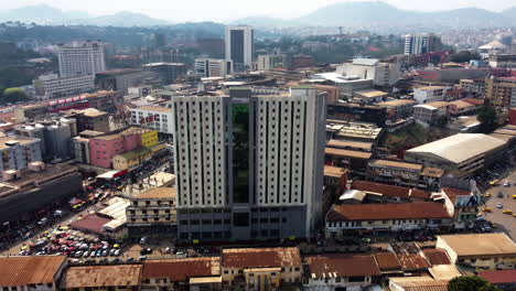 Luftaufnahme-Weg-Vom-Hotel-Adamaoua,-In-Yaoundé,-Kamerun-–-Zurückziehen,-Drohnenaufnahme