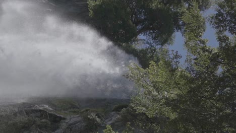 Eine-Nahaufnahme-Eines-Wunderschönen-Wasserfalls-In-Zeitlupe,-Dessen-Wasser-Einen-Berg-In-Patagonien,-Argentinien,-Hinunterstürzt