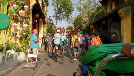 Eine-Perspektivische-Aufnahme-Eines-Touristischen-Passagiers,-Der-Mit-Einem-örtlichen-Fahrradtransporter-Durch-Die-Stadt-Hoi-An-In-Vietnam-Fährt