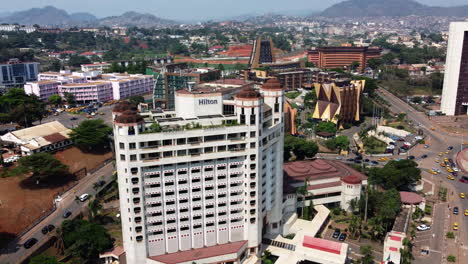 Luftaufnahme-Des-Hilton-Hotels-Und-Des-Kreisverkehrs-Des-Premierministers-Im-Sonnigen-Yaoundé,-Kamerun