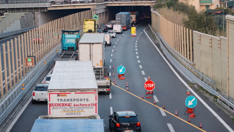 Gesperrte-Fahrspuren-Verursachen-Starken-Verkehr-Auf-Der-Autobahn,-Lastwagen-Und-Autos-Fahren-In-Den-Tunnel