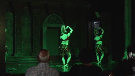 Eine-Gruppe-Von-Frauen,-Die-Einen-Traditionellen-Tanz-Der-Ethnischen-Gruppe-Chăm-Pa-Aufführen