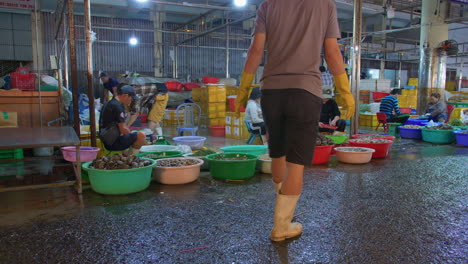 Verkäufer-Sortieren-Und-Reinigen-Austern-Und-Muscheln-Für-Den-Handel-Im-Fischereihafen-Tho-Quang,-Vietnam