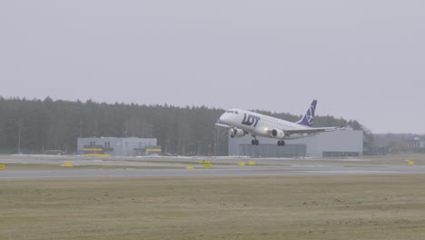 Avión-Comercial-De-Muchas-Aerolíneas-Polacas-Aterrizando-En-La-Pista-Del-Aeropuerto-Lecha-Wałesy-En-Gdansk---Seguimiento-A-Cámara-Lenta