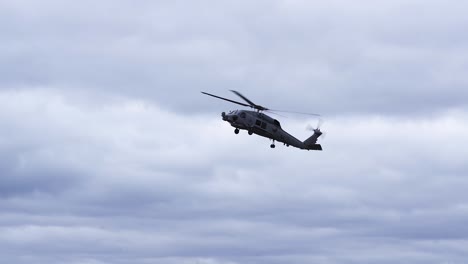 Seehubschrauber-MH-60R-Seahawk-Im-Flug-Gegen-Bewölkten-Himmel