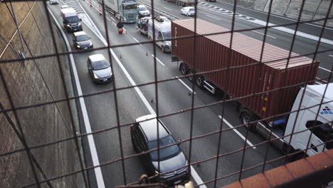 Stark-Befahrene-Straße,-Autos-Und-Lastwagen-Fahren-Langsam,-Goldene-Stunde,-Kippen-Nach-Oben