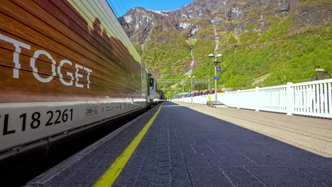 Flam,-Lapso-De-Tiempo-De-Estación-De-Tren-De-Noruega-En-Un-Día-De-Verano