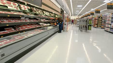 Empleado-Que-Reabastece-Las-Pantallas-De-Carne-En-Una-Mega-Tienda-De-Comestibles-Estadounidense