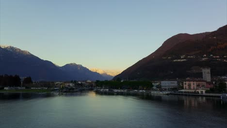 Langsame-Luftaufnahme-Des-Ruhigen-Iseo-Sees-In-Der-Lombardei-Mit-Abendlicht-Bei-Sonnenuntergang